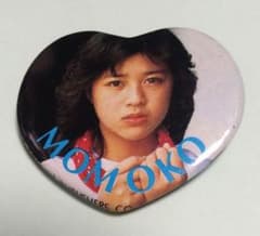 菊池桃子 昭和 アイドル　缶バッジ 菊池桃子 MOMOKO ハート型缶バッジ - メルカリ