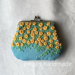 刺繍がま口ポーチ　黄色のローズ　ハンドメイドのサムネイル