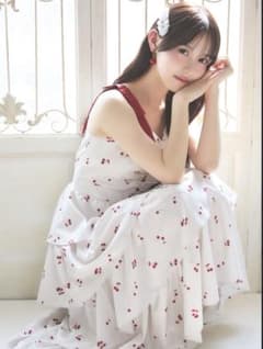 어깨 리본이 달린 체리 무늬 티아드 원피스 Suyunn(수윤)