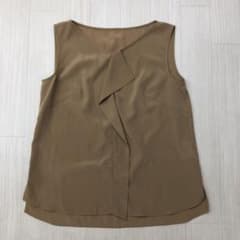 美品【ピンキーアンドダイアン】ビジュー付ハイネックノースリーブブラウス　とろみ ピンキーアンドダイアン とろみ ノースリーブ ブラウス カットソー 38