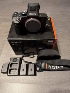 Sony α7 III ミラーレス一眼 ボディ【充電器、ストラップ付き】 極美品SONY α7III 本体 ミラーレス一眼 ストラップ予備バッテリー充電