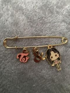 TWICE モモ　ピンバッチ　キーホルダー　アクセサリーのサムネイル
