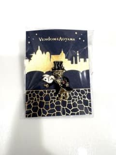 新品未使用　バンドーム青山　クマ　ピンバッチのサムネイル