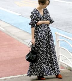 花柄ネイビーVネックマキシドレスのサムネイル