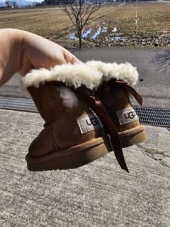 UGG ブラウン ブーツ リボン付き 15㎝ - メルカリ