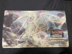【青眼の精霊龍】ワールドチャンピオンシッププレイマット　明日朝値段改定 遊戯王 プレイマット 青眼の精霊龍WCQ2016海外公式の通販 ディズプレイ