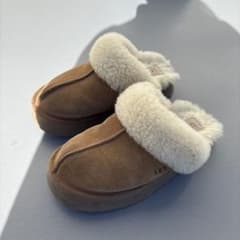 UGG スエード スリッポン ブラウンのサムネイル