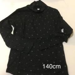 UNIQLO   ハイネック　　長袖シャツ　140のサムネイル