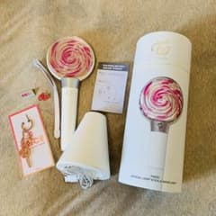 TWICE ペンライト(旧)&ファンクラブ限定キーホルダとバッチのサムネイル