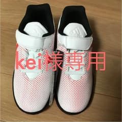 adidas スニーカー 19cm 新品 ☆値下げしました☆のサムネイル