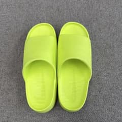 NIKE カーム　ネオンイエロー スライドサンダルのサムネイル
