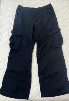H&M カーゴパンツ ブラック ワイドシルエットのサムネイル