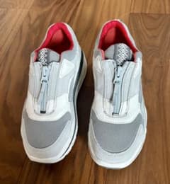 GWびっくり値下げ！人気UGG 805ZIP ホワイト 未使用　スニーカー GWびっくり値下げ！人気UGG 805ZIP ホワイト 未使用 スニーカー - メルカリ