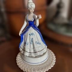 青と白の陶器製女性像 オルゴール - メルカリ