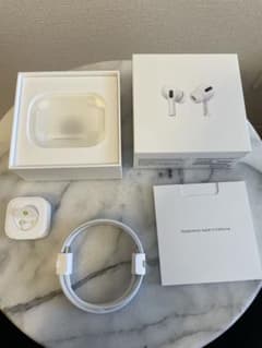 Apple AirPods Pro ホワイトの箱　充電器のサムネイル