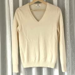 ユニクロ　レディース　カシミヤ100%　vネックニット　オフホワイトMのサムネイル
