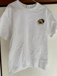 猫の顔が見えるホワイトTシャツのサムネイル