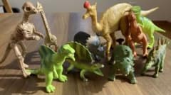 恐竜のフィギュアのサムネイル