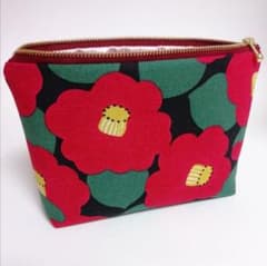 大きな椿／ポーチ ハンドメイド 和風 花柄 つばき 椿 ツバキのサムネイル