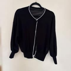 黒いカーディガンのサムネイル