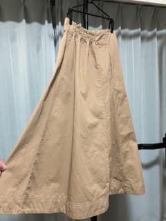 【美品】リゼクシー ステッチデザインフレアスカート ベージュ Mサイズのサムネイル
