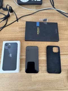 iPhone 13 mini + 純正レザーケース + ガラスフィルムのサムネイル