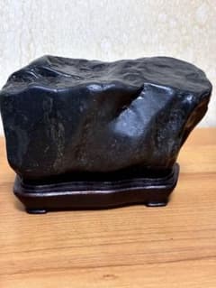 北海道神居古潭石S 真黒 木製台座付き - メルカリ