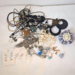 アクセサリー まとめ売り 大量 遺品整理 生前整理 イミテーション ① 遺品整理 生前整理 ジャンク アクセサリー イミテーション - メルカリ
