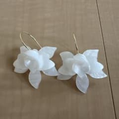 ホワイト花デザイン フープピアスのサムネイル