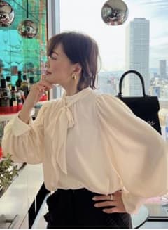 【新品】イデアルーチェ　クラシカルブラウス　アイボリーのサムネイル