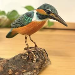野鳥.カワセミ　手彫り　木彫り　ハンドメイド　一点物　リアルバードカービング カワセミ 野鳥 翡翠 木彫り バードカービング 木製彫刻 フィギュア