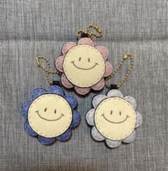 スマイルフラワー フェルトお守り くすみカラー 3個セット - メルカリ