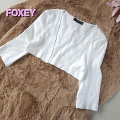 FOXEY フォクシー 袖ロゴ刺繍入り。 ボレロ ホワイト 40サイズ - メルカリ