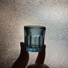 骨董 時代プレス 希少 群青色ガラス 樽型 げつこつ ゆらゆら 猪口