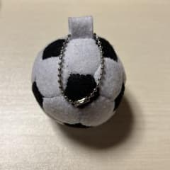 フェルト サッカーボール お守り（チェーン付き）応援グッズ　一個のサムネイル