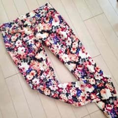 美品❤️花柄パンツ AZULのサムネイル