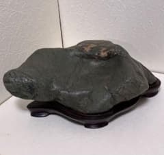 北海道神居古潭石 輝緑サ（12）木製台座付き - メルカリ