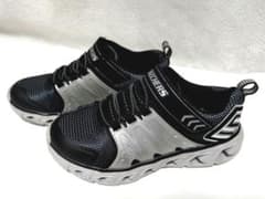 【美品】子供靴　SKECHERS ブラック スニーカー 光る靴 20.0cmのサムネイル