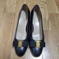 サルバトーレフェラガモ　ヴァラ　黒　7.5　パンプス　ハイヒールのサムネイル