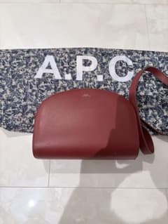 A.P.C. レザーショルダーバッグ 赤 SAC DEMI-LUNE - メルカリ