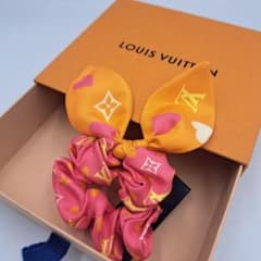 Louis Vuitton ルイヴィトンハート柄リボンシュシュM79104 Louis Vuitton ルイヴィトンハート柄リボンシュシュM79104 - メルカリ