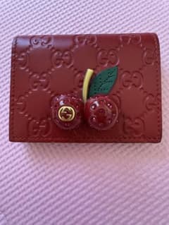 グッチ 折り財布 シマレザー チェリーレッド - メルカリ