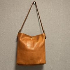 定価: 24,200円 TIDEWAY オールレザー ショルダーバッグ タン - メルカリ