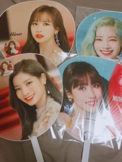 twiceうちわ缶バッジのサムネイル
