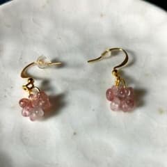 天然石 ストロベリークォーツ ピアス - メルカリ