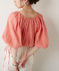 Who's Who Chico クロップドボリューム袖刺繍ブラウスのサムネイル