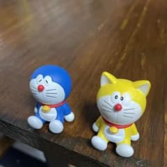 座るドラえもん　ガチャガチャ（青バージョン）のサムネイル