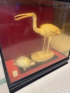 【直接引取】鶴亀 木彫り 置物 ガラスケース付 縁起物 長寿 金彩 鶴亀 木彫り 置物 ガラスケース付 縁起物 長寿 金彩 - メルカリ