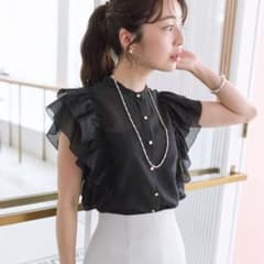 【タグ付き新品未使用】ラブティックボンボン　ラッフルフリルスリーブブラウス　半袖 タグ付き新品未使用】ラブティックボンボン ラッフルフリルスリーブ