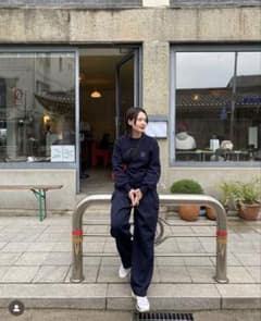 レイチェルさん着用　 oldfolkhouse スウェット　ネイビーのサムネイル